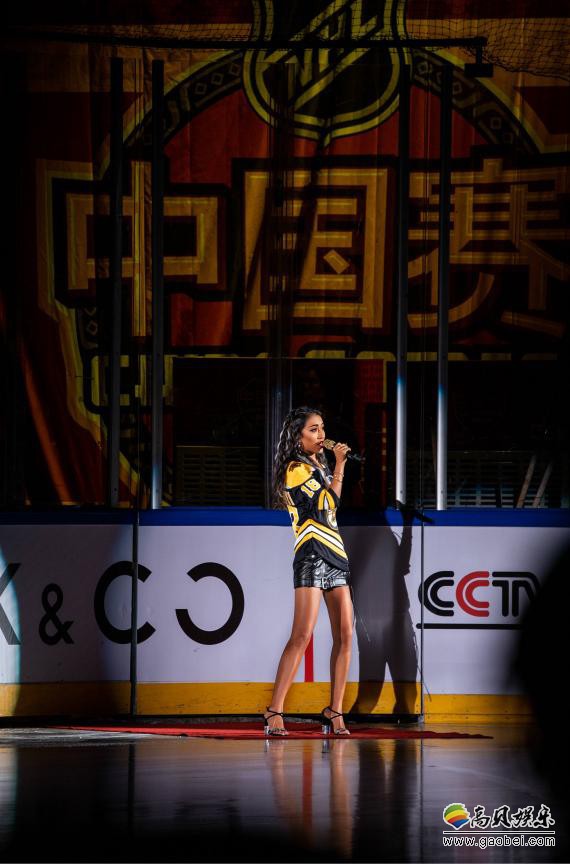 2018年NHL中国赛第二场成功举办：吉克隽逸在现场带来了精彩演出