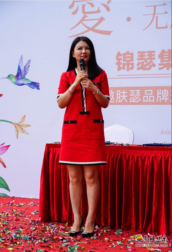 李湘现身广州市出席某护肤品品牌活动：身着红色连衣裙展示瘦身成果