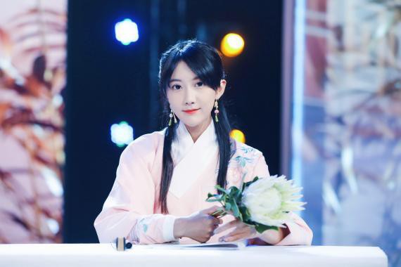 深圳卫视《诗意中国》SNH48李艺彤汉服惊艳亮相！共览盛世花艺诗篇