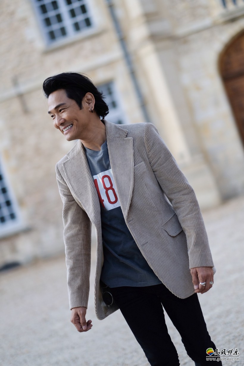 杜德伟应某品牌邀约出席巴黎时装周；伴爱妻散步于两人结婚度假景点