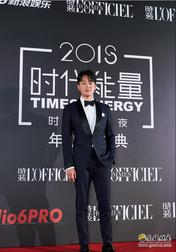 2018“时代能量-时装之夜”颁奖盛典：佟大为身穿复古风礼服套装