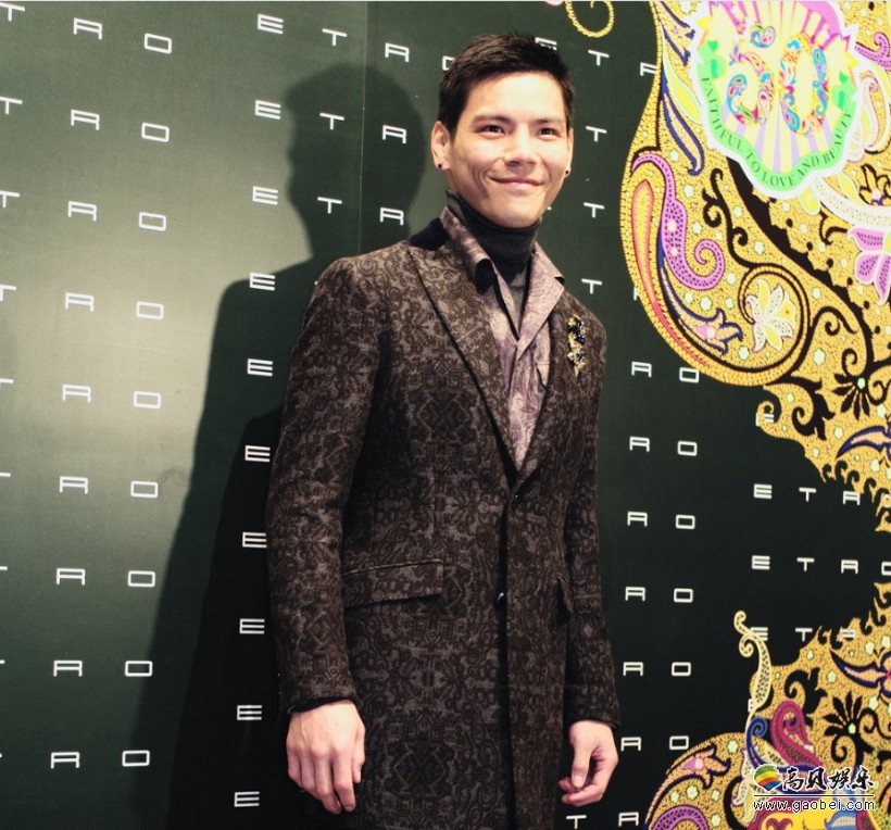 向佐出席品牌活动：一身黑底暗纹正装搭配高领毛衣，尽显绅士风度