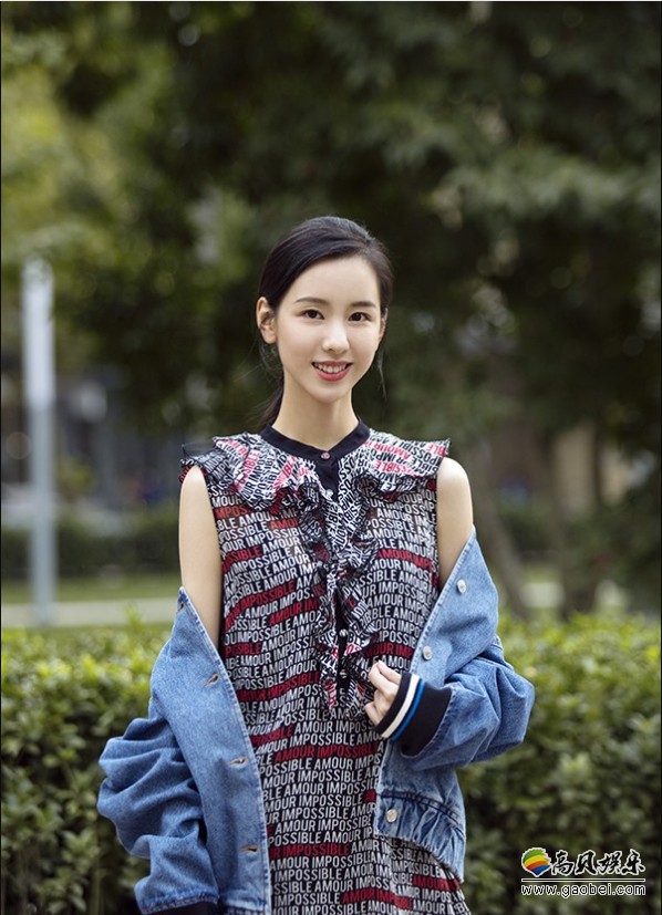 陈都灵现身街头：展示一组清爽秋季穿搭街拍！青春阳光，活力满满