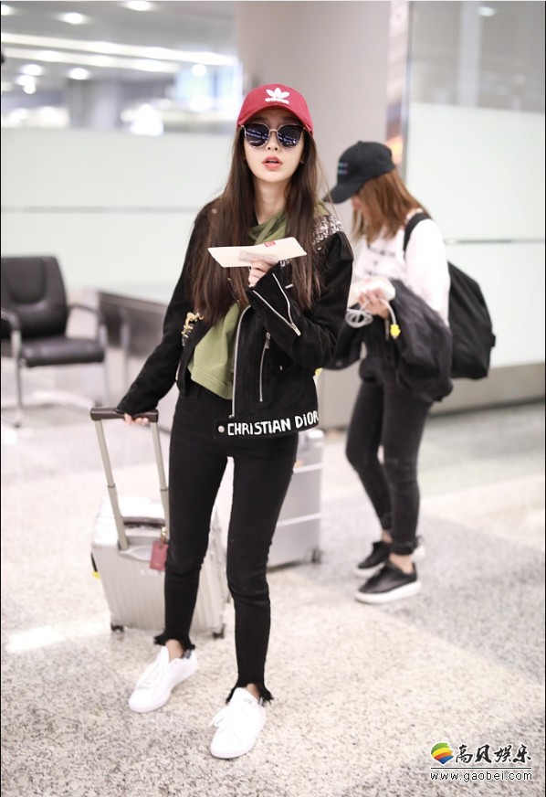 杨颖(Angelababy)现身机场：黑色皮衣搭配黑裤，整体造型干练帅气