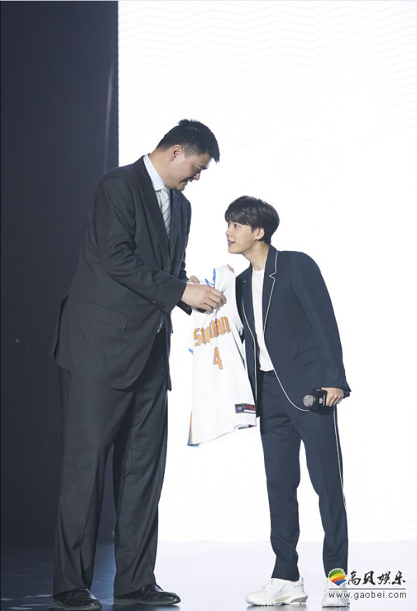 18/19CBA前瞻新赛季发布会召开：姚明、李易峰出席！最萌身高差