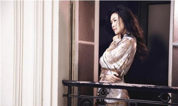 网络曝光了一组田海蓉近期写真大片：眼神清澈，风情浩荡，灵气流转