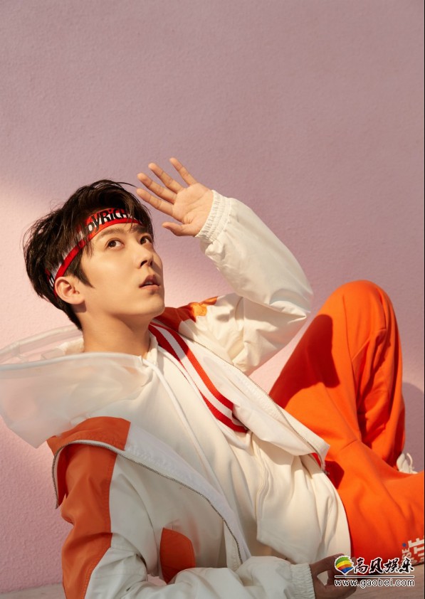 孔舒航最新写真曝光：阳光与酷劲完美结合！上演“眼神杀与光影交汇”