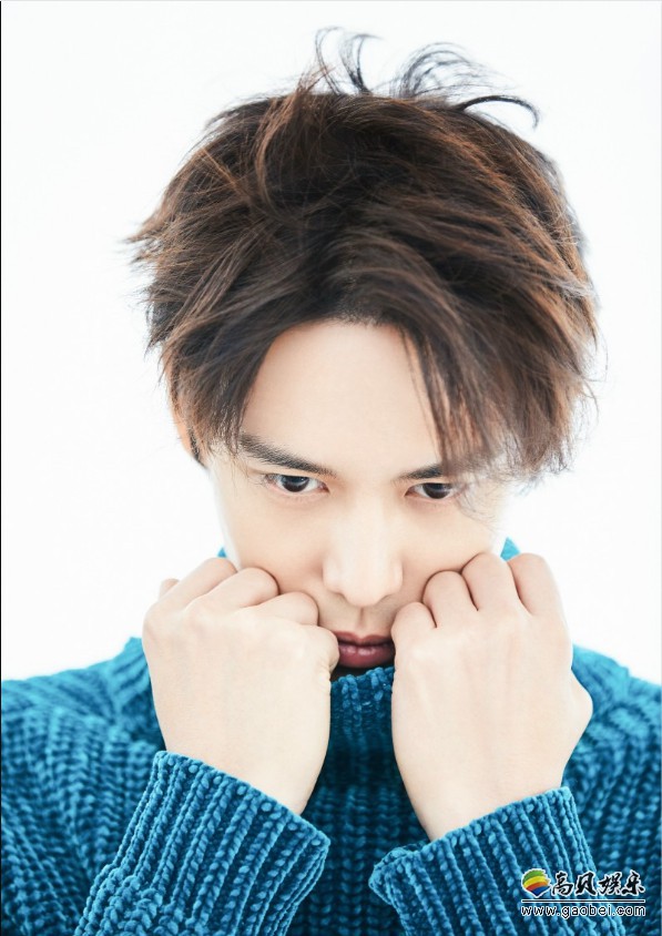 陈楚河写真照：蓝色毛衣搭配白色休闲裤和运动鞋简单时髦！温暖有型