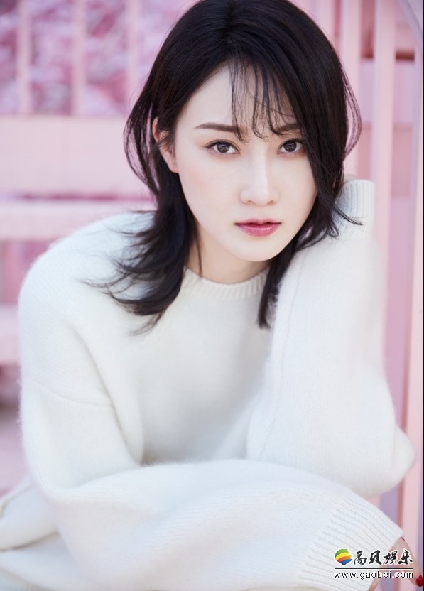 林鹏街拍写真照：大片中林鹏带来多元时尚穿搭，展现别样初秋女人味