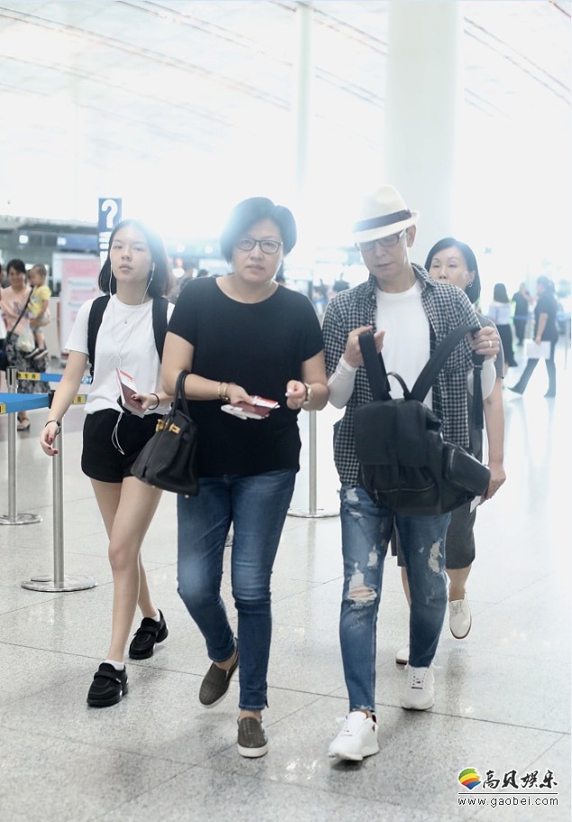 李咏和老婆哈文以及女儿被拍到一家三口现身北京机场：竟成“绝唱”