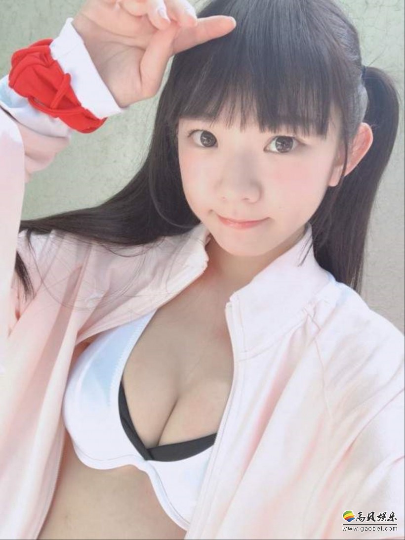 合法萝莉却有着成年人的傲人身材：是一个真正的“童颜巨乳”妹子