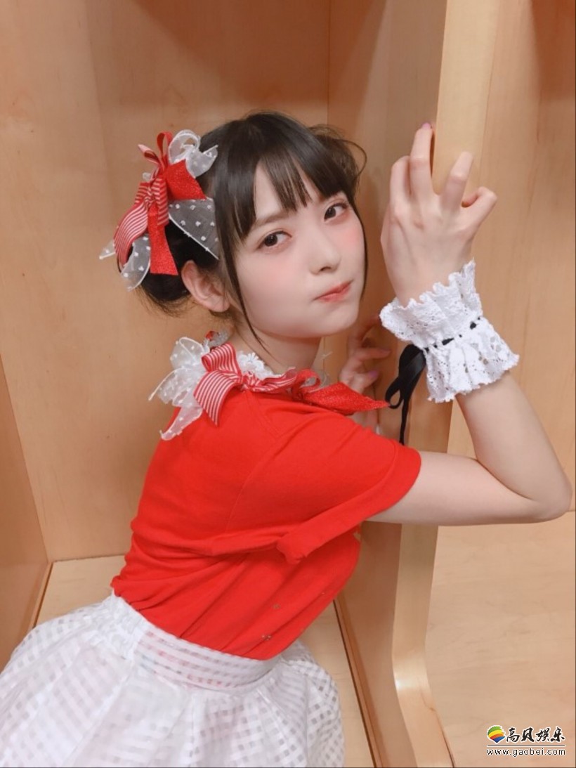 上坂堇博客公开一些演唱会后台花絮照片：政委应景扎起别致丸子头