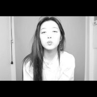 崔雪莉在摄影棚搞怪仰躺  还嘟嘴亲吻镜头甜美可爱