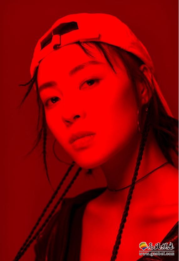 姜丹全新酷炫写真：光影变幻间俨然嘻哈酷girl，青春张扬的不羁个性