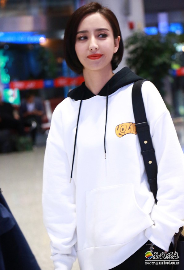 佟丽娅现身长沙机场：她梳着利落短发穿连帽卫衣，笑容甜美气质佳
