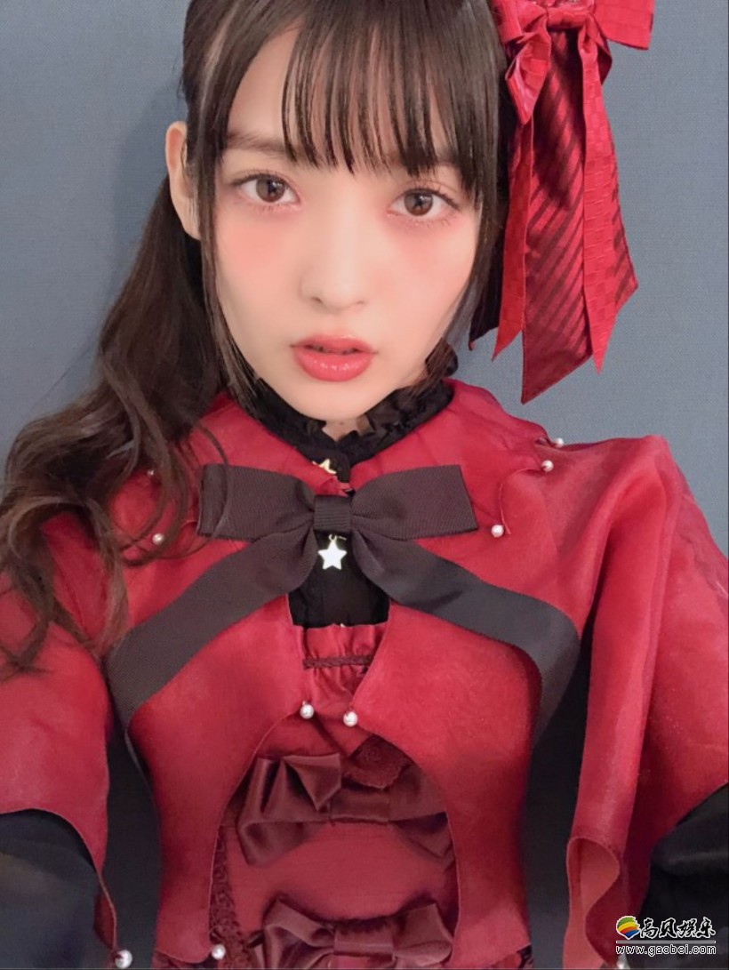 美女声优上坂堇公开她的万圣节主题美照：哥特萝莉风格美艳小巫女