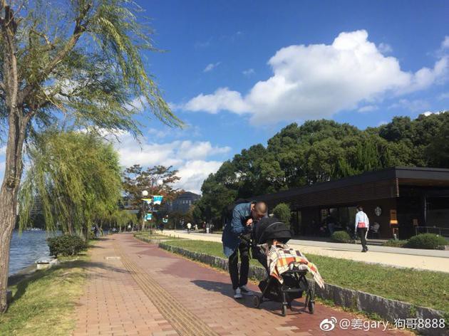 姜Gary微博晒出一张带儿子出去散步的照片 看起来十分有爱