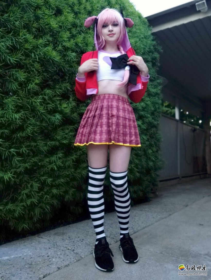 《LOL》界女装大佬C9战队选手晒新照：腿玩年！制服造型可爱迷人