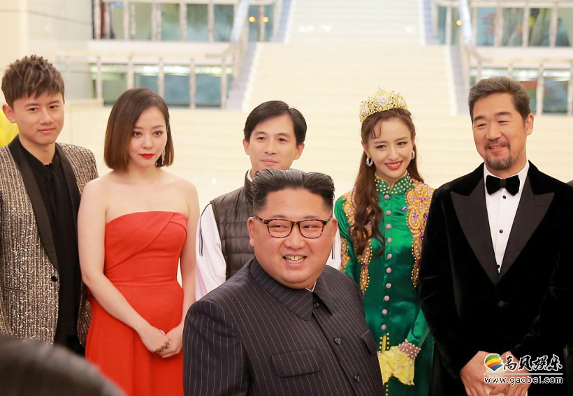 金正恩平壤观看中朝文艺工作者首场联合演出：一行人和金正恩合影