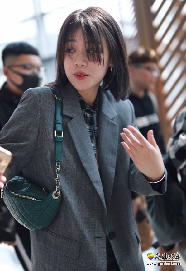 马思纯现身机场：身穿灰色复古格子外套，发型凌乱！展现“颓废美”