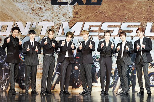 EXO正规五辑《DON'T MESS UP MY TEMPO》获得了专辑周榜等一位