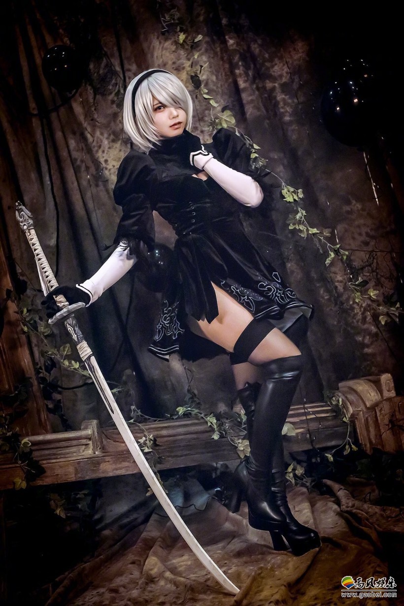 日本知名Coser带来了《尼尔：机械纪元》2B的Cosplay：长靴黑丝造型