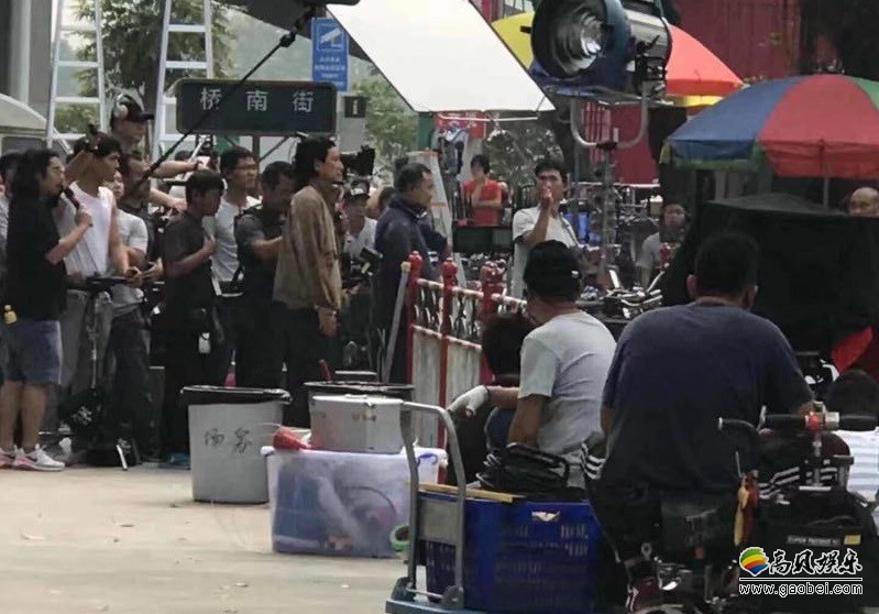 网友江门偶遇吴彦祖拍戏：留着及肩长发造型，顶着“二次元狗啃式刘海”