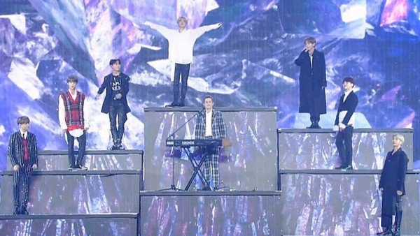 Jimin跟V太紧张开全麦真唱显得声音不稳 饱受网友批评