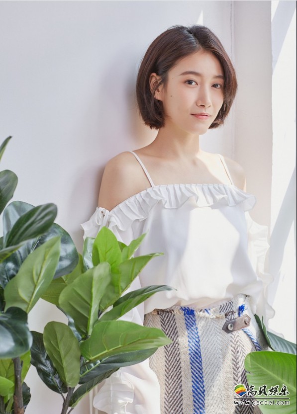 《创业时代》杨阳洋扮演者啜妮文艺清新写真照：清爽利落，短发造型