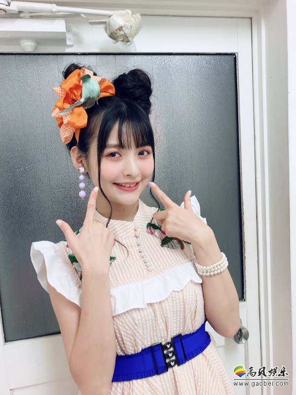 上坂堇近照更新：公开的几张照片正是她即将发售年历上拍摄写真花絮