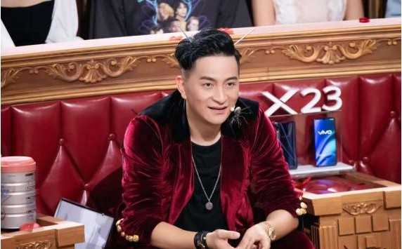 吉杰微博调侃自己撞脸电影《毒液》女博士：火星4展现出幽默模仿天赋