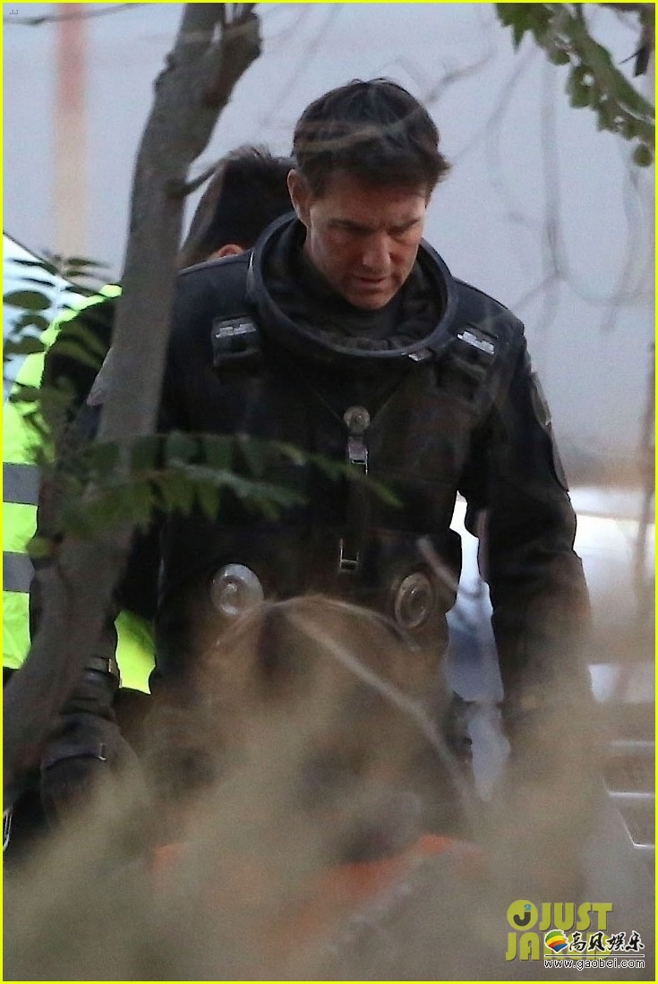 《壮志凌云2》曝新片场照，汤姆克鲁斯飞行制服现身！颇有科幻未来感