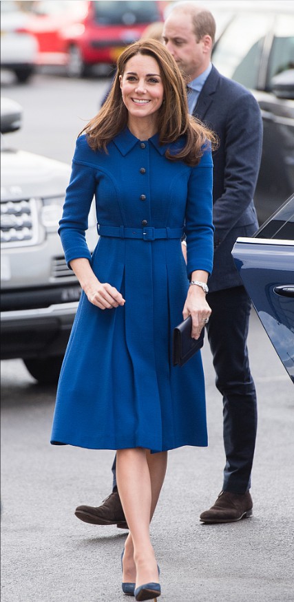 英国威廉王子和凯特王妃参观迈凯伦汽车厂：凯特王妃频繁撩发优雅迷人