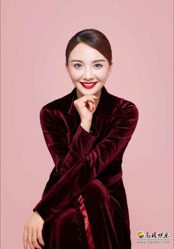 孙茜时尚写真大片曝光：尝试“时尚OL风格”以一身酒红色套装干练出镜