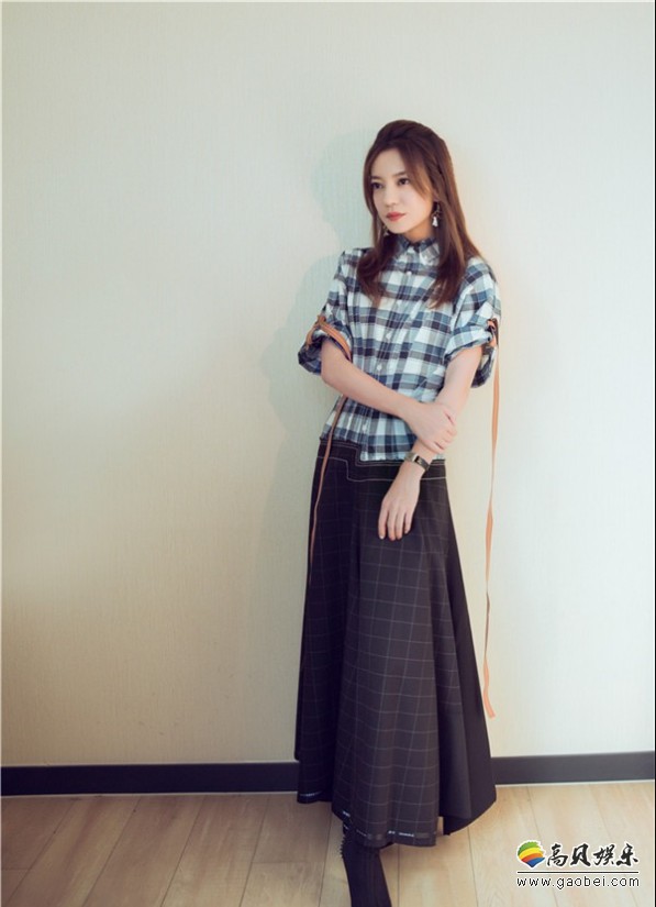 赵薇《幻乐之城》一组照片被曝光：整体干练利落的造型中又不失活泼感