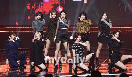 TWICE的新曲在最新发布的韩国gaonchart夺得了三冠王