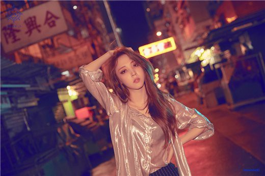 玫星的最新预告照 干练的表情展现了梦幻的氛围