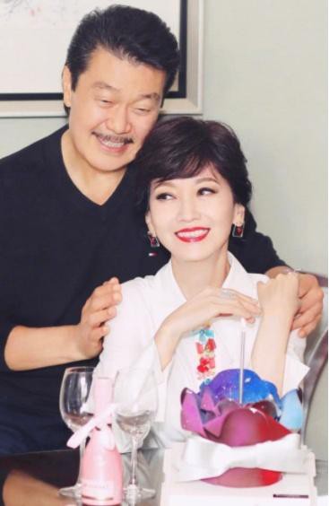 赵雅芝微博晒出一组64岁生日庆生照片：与老公深情对视甜齁！冻龄颜值