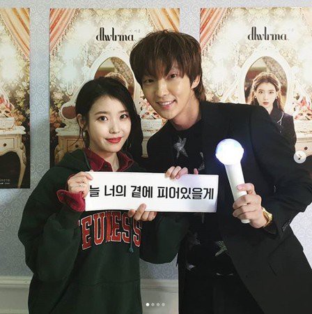 IU首尔举行演唱会 李准基悄悄现身台下听完整场演唱会 IU首尔举行演唱会 李准基悄悄现身台下听完整场演唱会