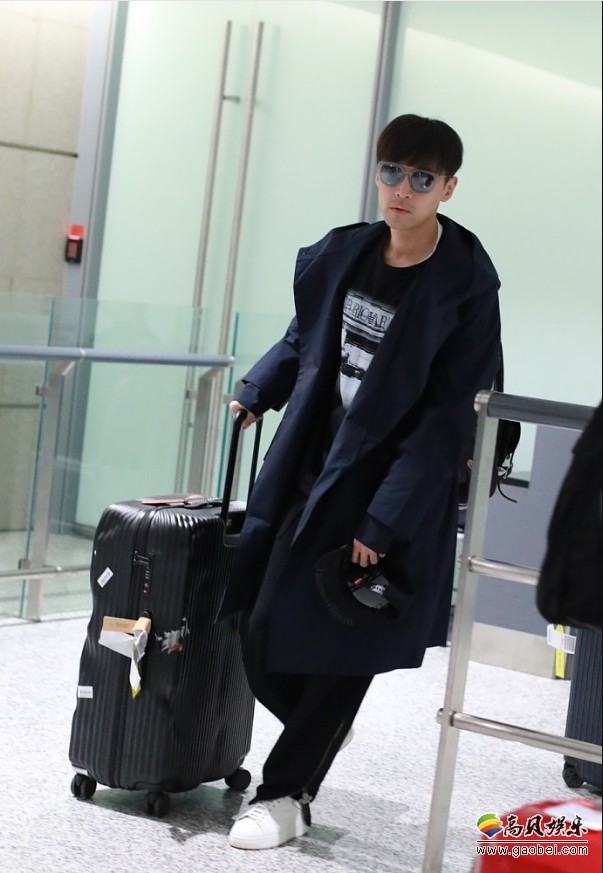 胡歌现身机场：担任金马奖颁奖嘉宾后返沪！长风衣、戴黑超走路带风