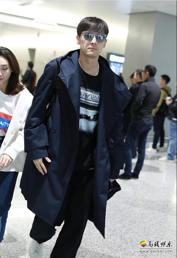 胡歌现身机场担任金马奖颁奖嘉宾后返沪长风衣戴黑超走路带风