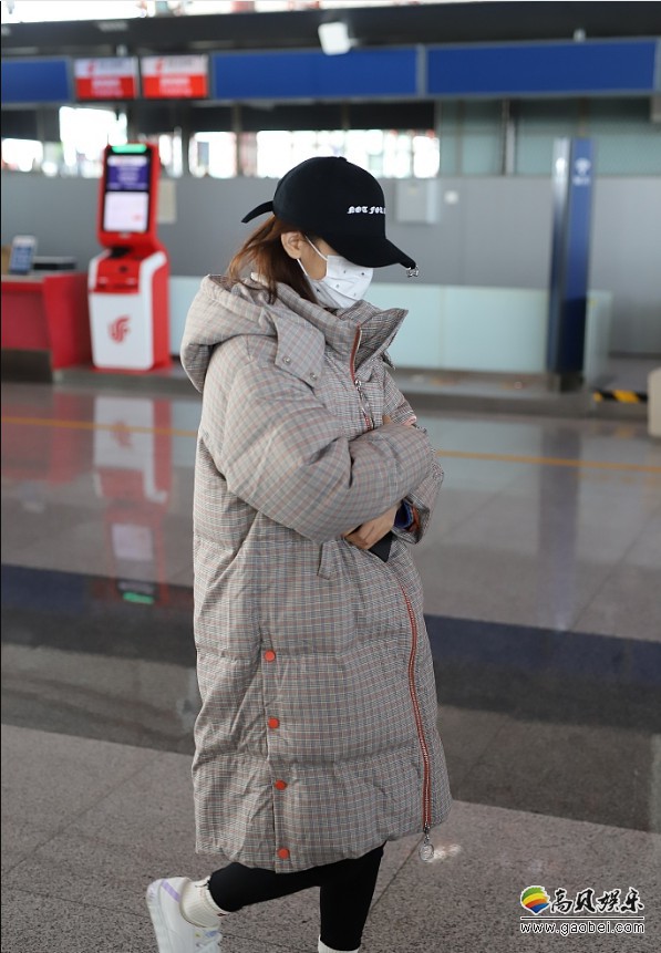 杨超越现身机场：身穿厚重羽绒服，双手插袋口罩遮面，包裹得严严实实