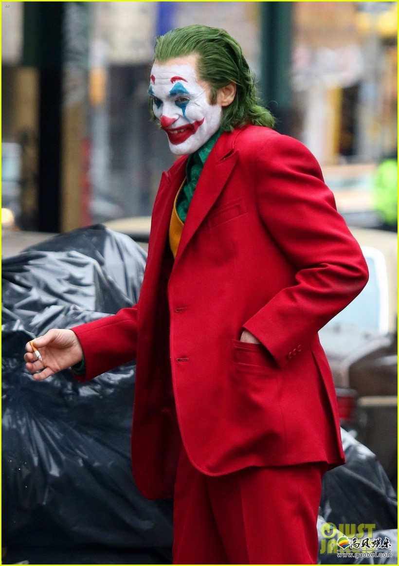 DC电影《小丑》新片场照：杰昆菲尼克斯饰演丑爷街上狂奔！场面滑稽