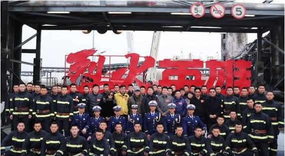 《烈火英雄》媒体探班发布会：主演们身穿转制后中国消防新制服亮相