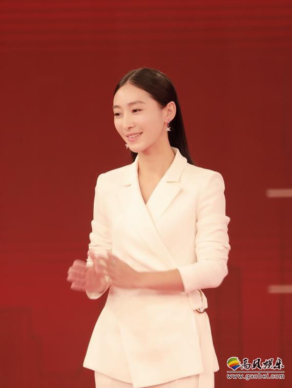 陶昕然应邀出席“人民文旅年票”启动仪式：修身白色西服套装时尚干练