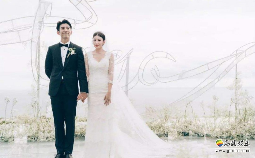 贾静雯与修杰楷巴厘岛补办婚礼：贾静雯身穿纯白婚纱与修杰楷甜蜜热吻