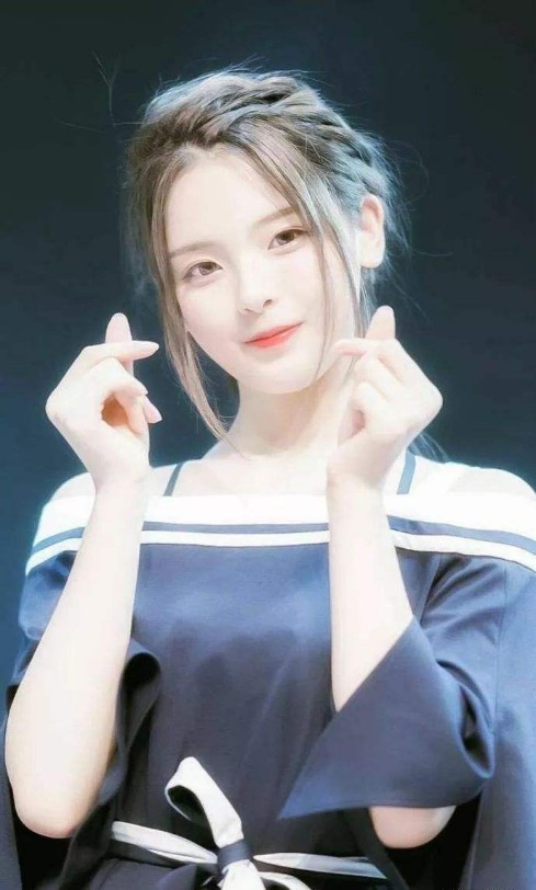 火箭少女成员现身品牌粉丝见面会：杨超越含泪表白粉丝要做他们的骄傲