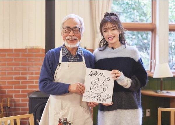 《龙猫》中国形象推广大使秦岚晒出和宫崎骏合影：大师绘制龙猫赠送她