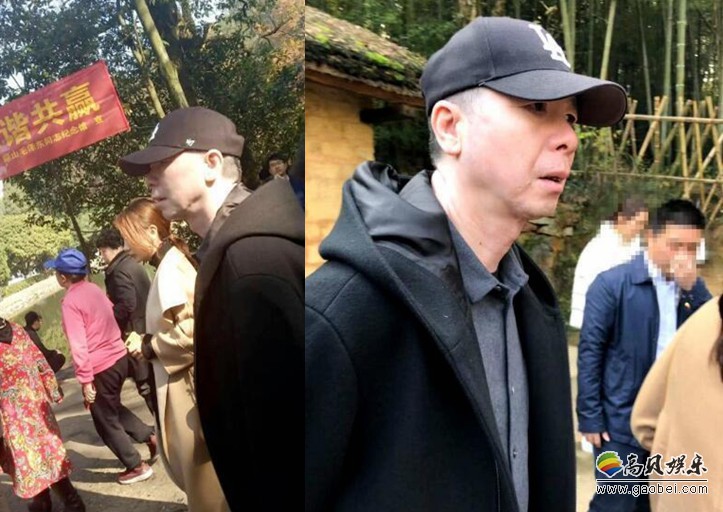 网友在湖南韶山毛主席故居偶遇冯小刚导演：冯小刚走走停停，认真游览