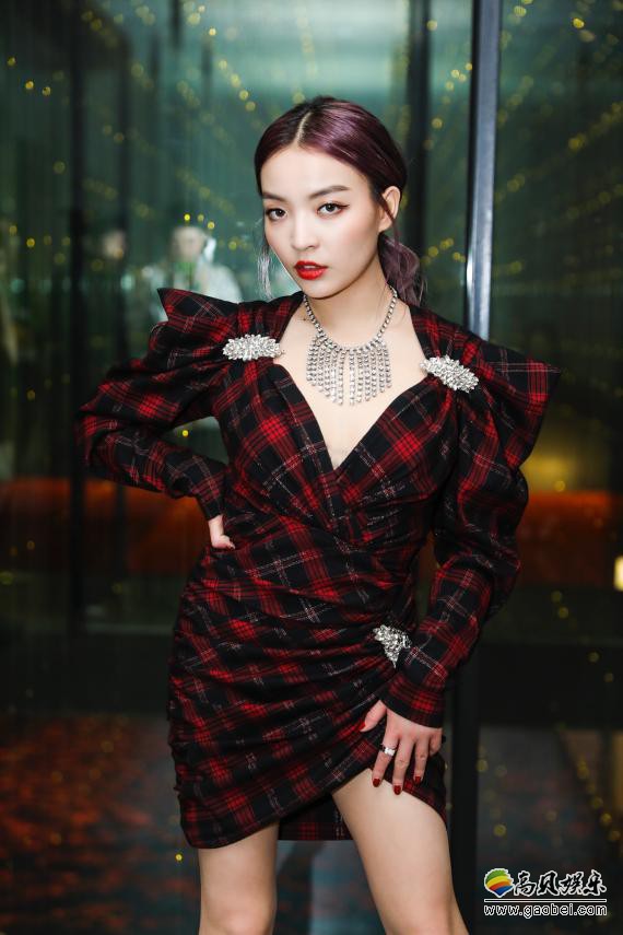 VaVa毛衍七出席men's uno Young风度盛典：性感的舞台表演燃力十足